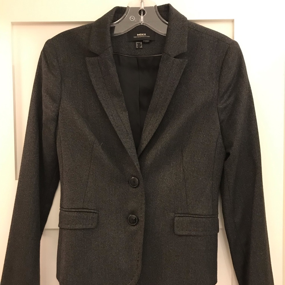 Woman’s work suit (including jacket and pants)